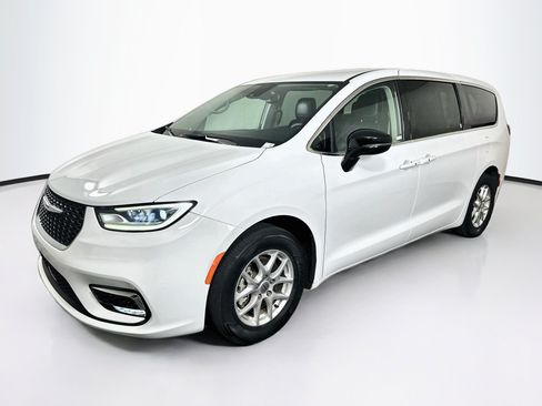 Used 2024 Chrysler Pacifica Touring-L FWD image 3