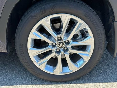 Used 2025 Toyota Highlander Limited AWD/4WD image 14