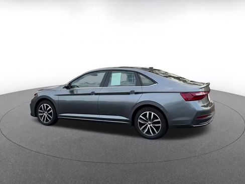 Used 2025 Volkswagen Jetta SE image 4
