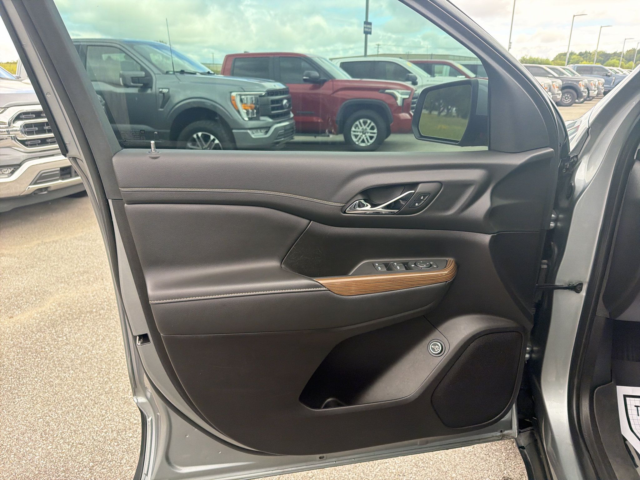Used 2023 GMC Acadia SLE w/ Driver Convenience Package FWD image 9