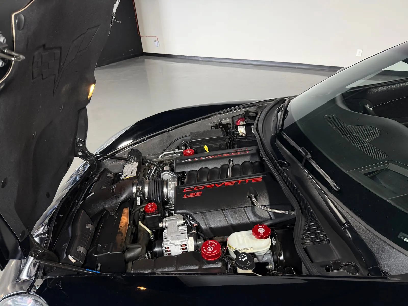 Used 2005 Chevrolet Corvette Coupe w/ Preferred Equipment Group RWD image 7