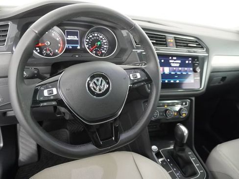 Used 2020 Volkswagen Tiguan SE w/ Panoramic Sunroof Package FWD image 27