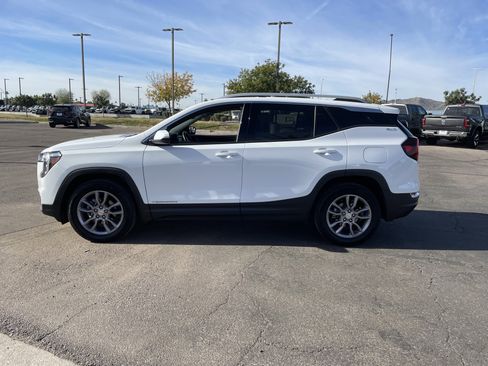 Used 2024 GMC Terrain SLT image 3