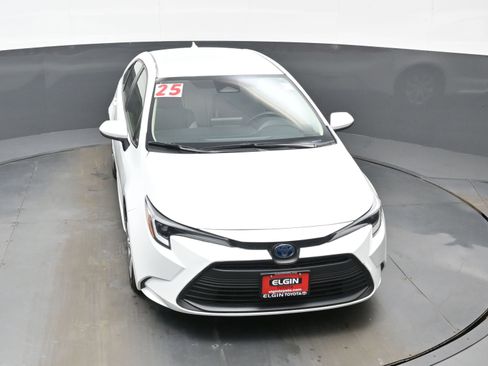 Used 2025 Toyota Corolla LE image 32