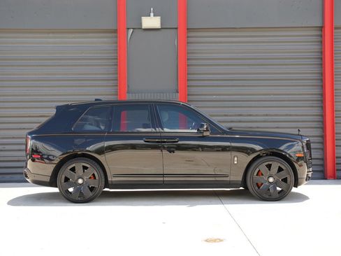 Used 2022 Rolls-Royce Cullinan Black Badge AWD/4WD image 11