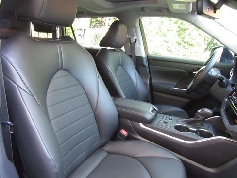 Certified 2024 Toyota Highlander XLE AWD/4WD image 20