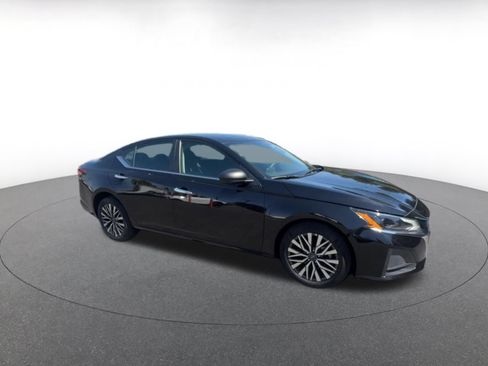 Used 2025 Nissan Altima 2.5 SV FWD image 2