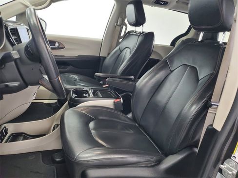 Used 2017 Chrysler Pacifica Touring-L image 6