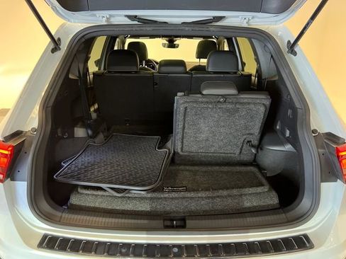 Used 2023 Volkswagen Tiguan SE R-Line FWD image 5