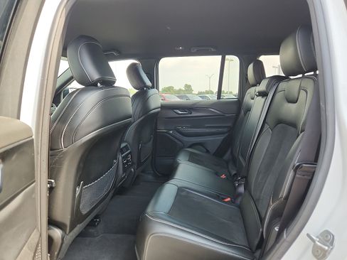 Used 2025 Jeep Grand Cherokee Altitude AWD/4WD image 12