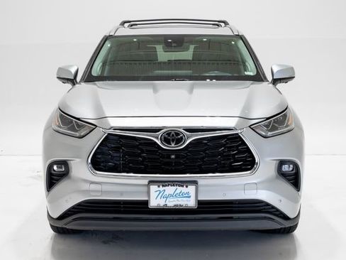 Used 2023 Toyota Highlander Limited AWD/4WD image 4