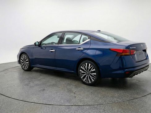 Used 2025 Nissan Altima 2.5 SV image 6