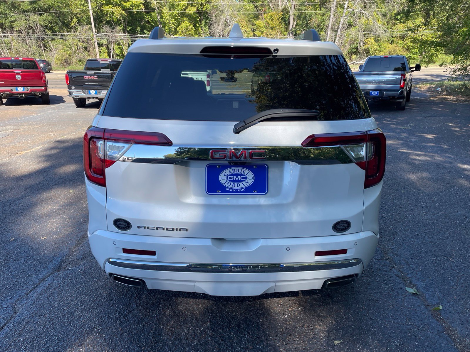 Used 2021 GMC Acadia Denali w/ Denali Technology Package FWD image 9