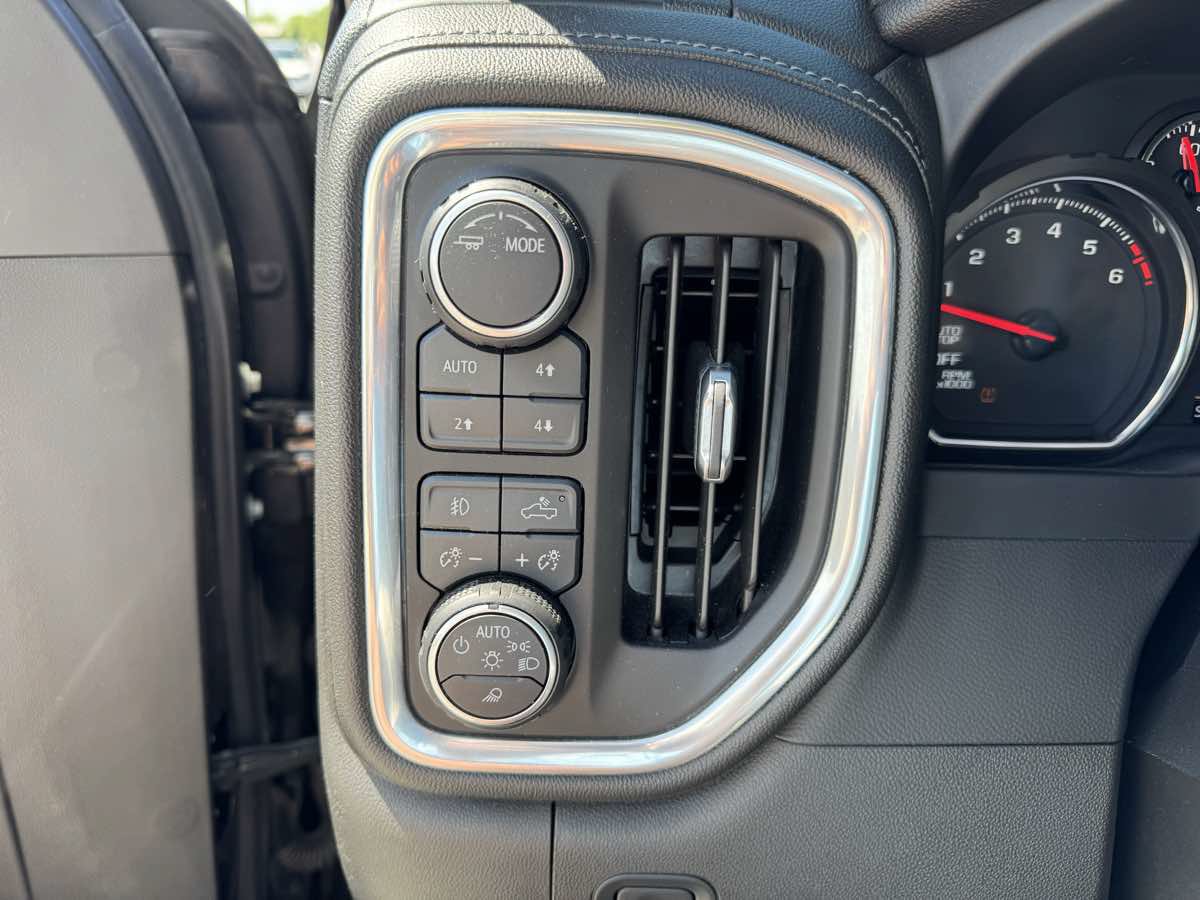Used 2021 Chevrolet Silverado 1500 LTZ w/ LTZ Convenience Package II AWD/4WD image 18