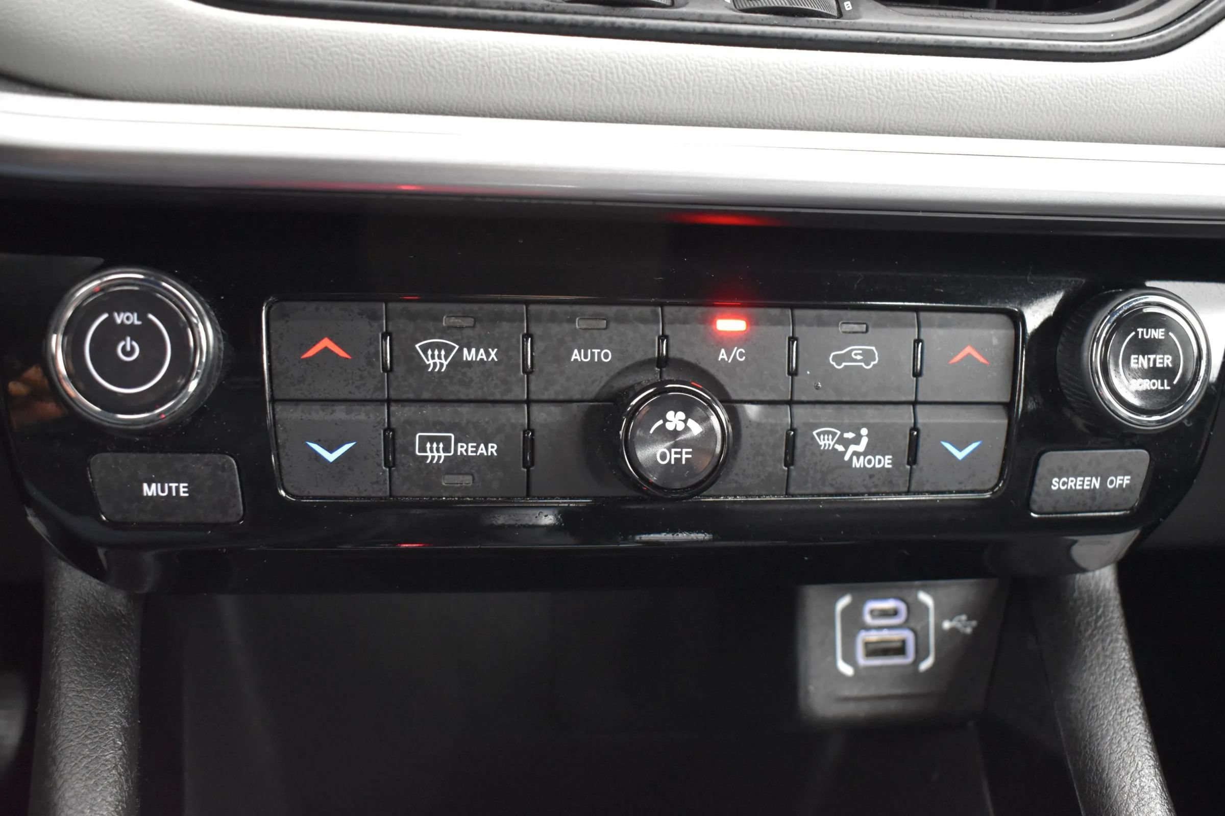 Used 2025 Jeep Compass Limited AWD/4WD image 32