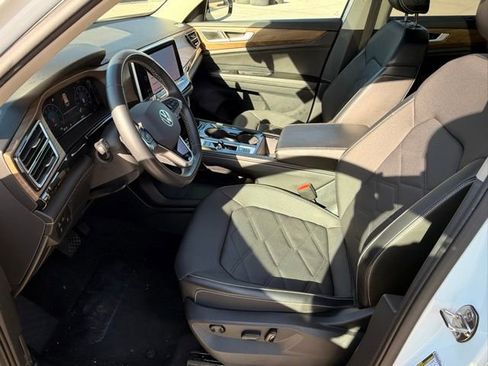 Used 2024 Volkswagen Atlas SE w/ Panoramic Sunroof Package FWD image 10
