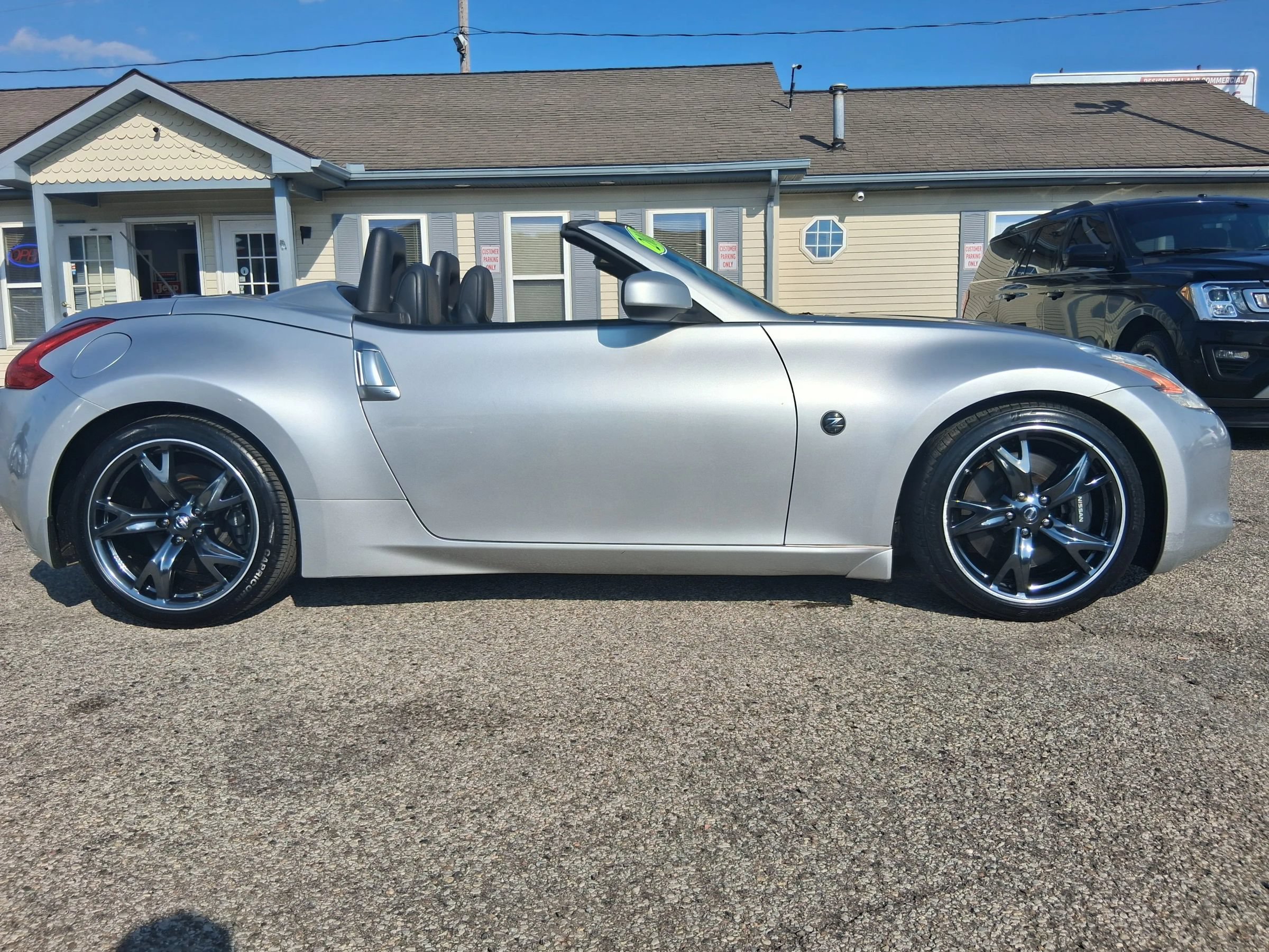 Used 2010 Nissan 370Z Touring w/ Sport Pkg RWD image 9