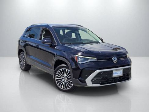 Used 2025 Volkswagen Taos SE FWD image 1