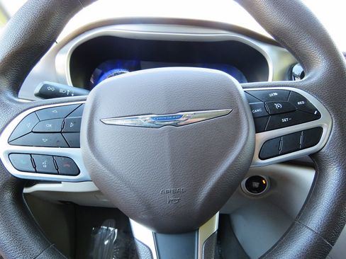 Used 2021 Chrysler Voyager LX image 24