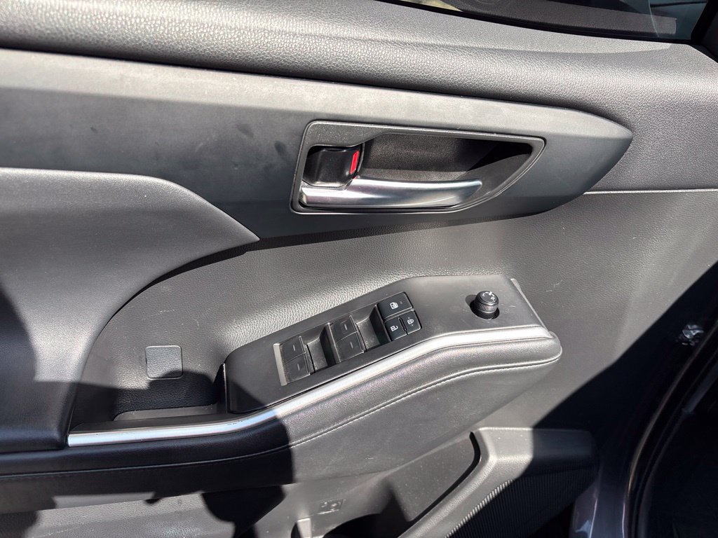 Used 2021 Toyota Highlander XSE FWD image 14