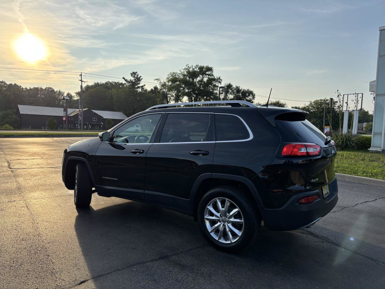 Used 2017 Jeep Cherokee Limited AWD/4WD image 5