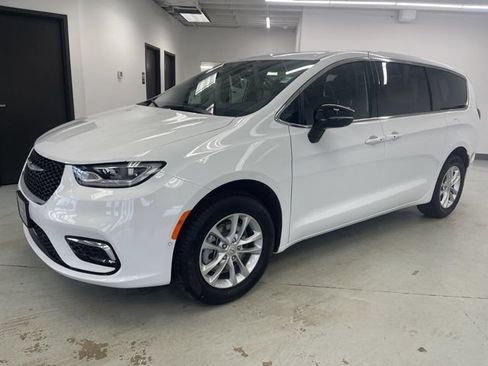 New 2026 Chrysler Pacifica Select AWD/4WD image 3