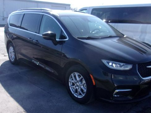 Used 2022 Chrysler Pacifica Touring-L image 4