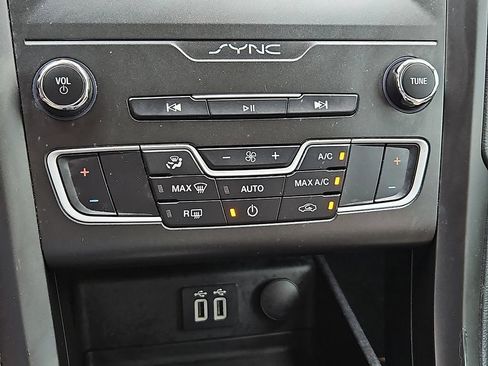 Used 2020 Ford Fusion SE w/ Equipment Group 151A FWD image 26