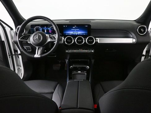 Used 2025 Mercedes-Benz GLB 250 image 17