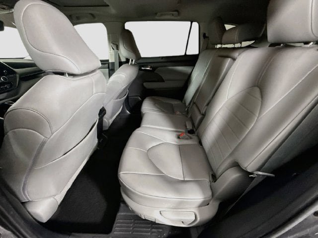 Used 2023 Toyota Highlander XLE FWD image 24