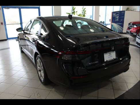 Certified 2023 Honda Accord LX image 7