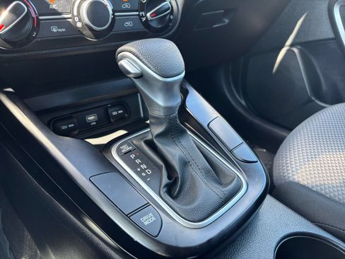 Used 2025 Kia Soul LX w/ LX Technology Package FWD image 41