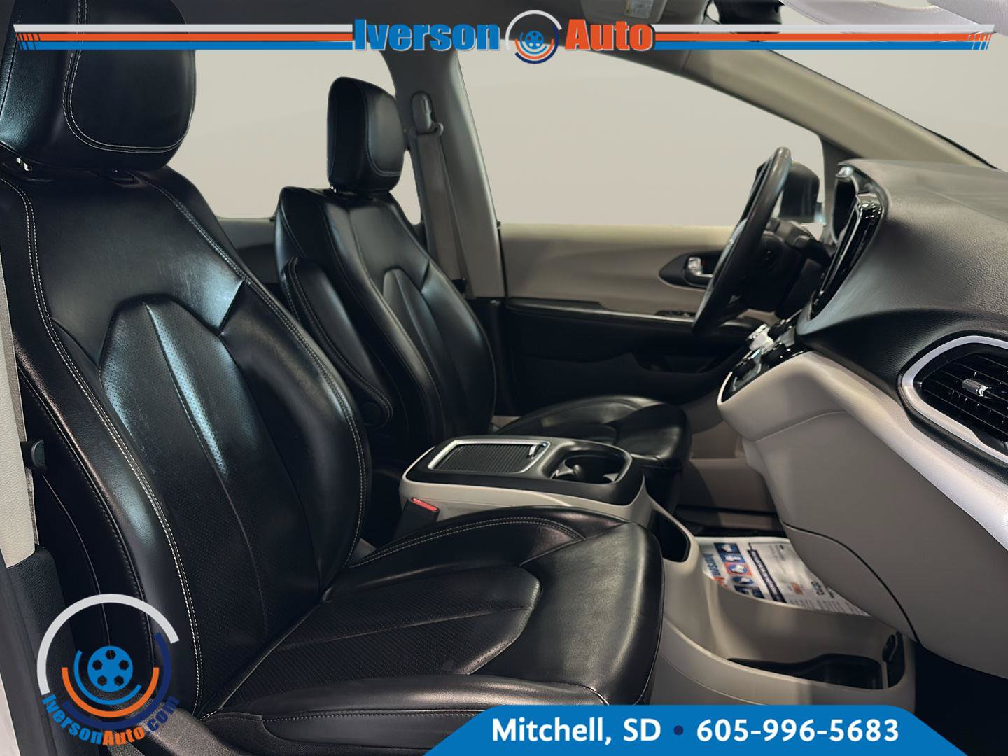 Used 2023 Chrysler Pacifica Touring-L FWD image 32