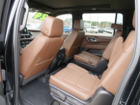 Used 2024 Chevrolet Suburban High Country image 16