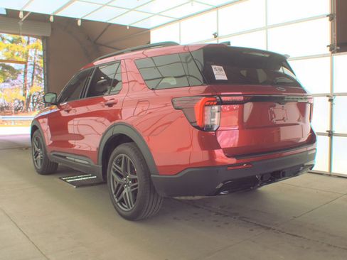 Used 2025 Ford Explorer ST-Line w/ ST-Line Street Pack AWD/4WD image 8