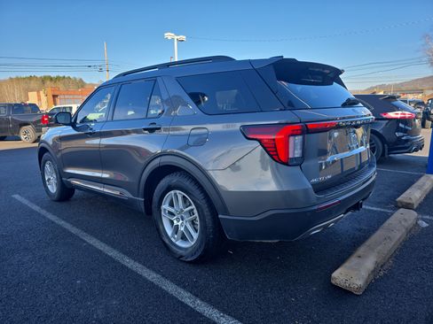 Used 2025 Ford Explorer Active w/ Active Comfort Package image 6