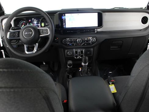 Used 2025 Jeep Wrangler Unlimited Sahara AWD/4WD image 9