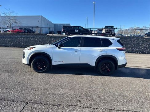 Used 2025 Nissan Rogue SV image 8