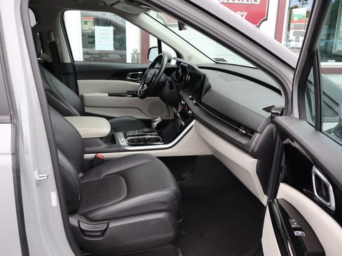 Used 2023 Kia Carnival EX FWD image 8