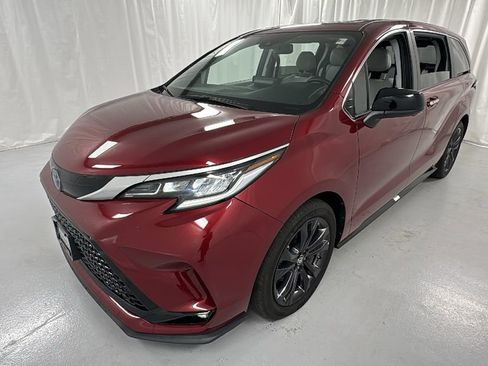 Used 2023 Toyota Sienna XSE image 7