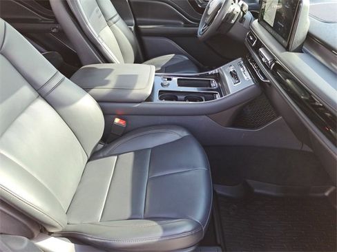 Used 2025 Lincoln Aviator AWD image 25