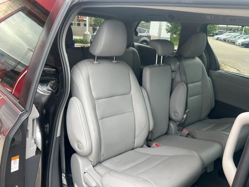 Used 2019 Toyota Sienna XLE Premium w/ Carpet Mat Package FWD image 7