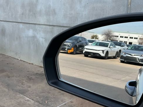 Used 2025 Volkswagen Taos SE image 20