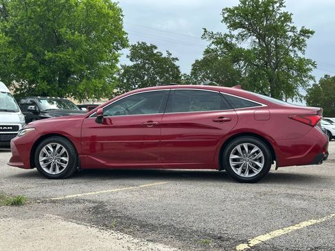 Used 2019 Toyota Avalon XLE w/ Moonroof Package image 3