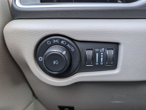 Used 2024 Chrysler Pacifica Touring-L FWD image 38