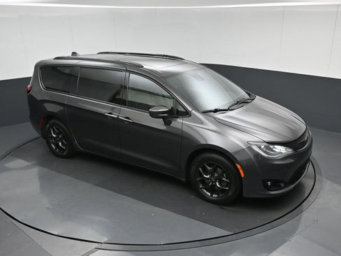 Used 2020 Chrysler Pacifica Touring-L image 84