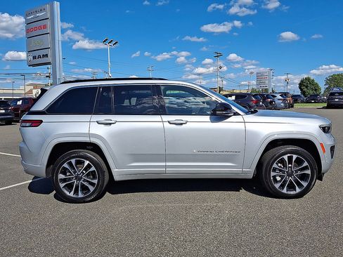 Used 2025 Jeep Grand Cherokee Overland AWD/4WD image 32