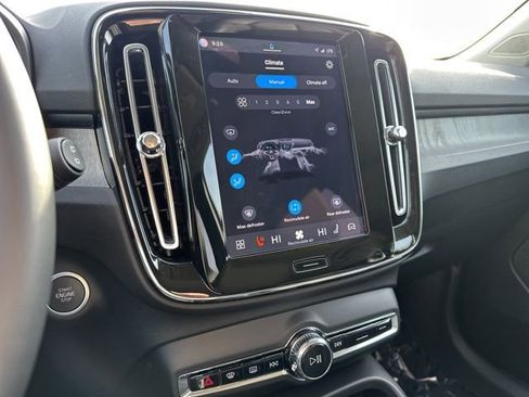 Certified 2025 Volvo XC40 B5 Core image 18
