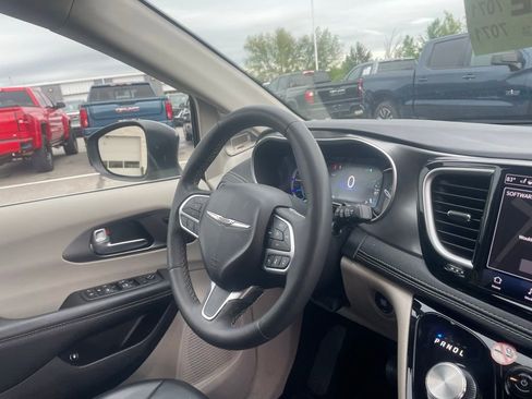 Used 2023 Chrysler Pacifica Touring-L FWD image 28