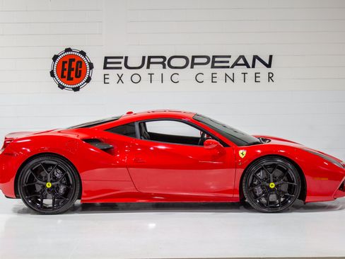 Used 2018 Ferrari 488 GTB RWD image 3